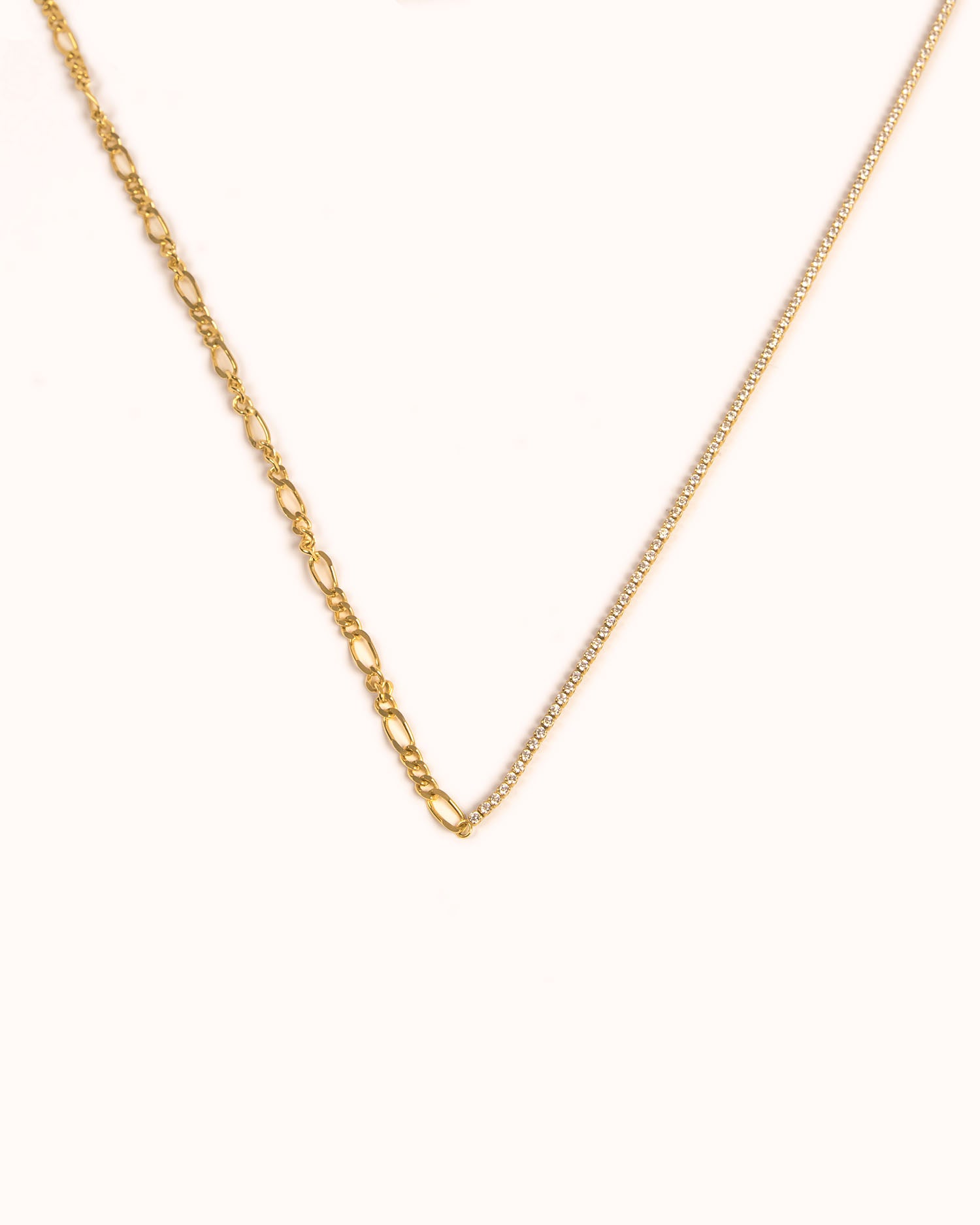 A dazzling mix of classic and modern: half tennis necklace with Cubic Zirconia and half flat curb chain links.